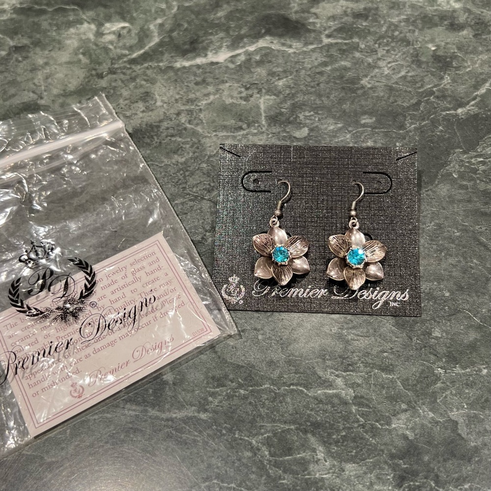 Premier Designs Inc Flower Earrings Blue